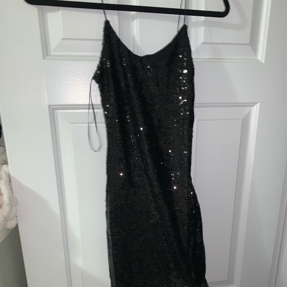 Black sequins party dress. Size xs but fits a bit tighter in the upper chest. - Picture 4 of 4
